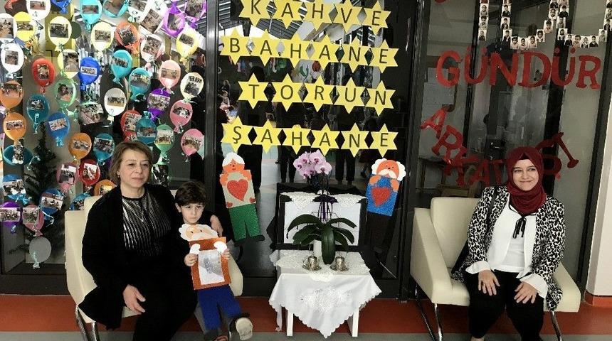 Minik Öğrenciler Dedelerini Misafir Etti