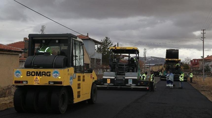 Başkan Çelik, Tomarza’da Asfaltlama Çalışmalarına Katıldı