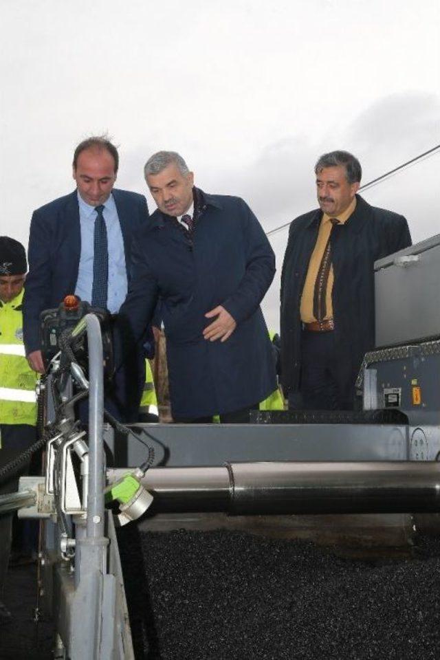 Başkan Çelik, Tomarza’da Asfaltlama Çalışmalarına Katıldı