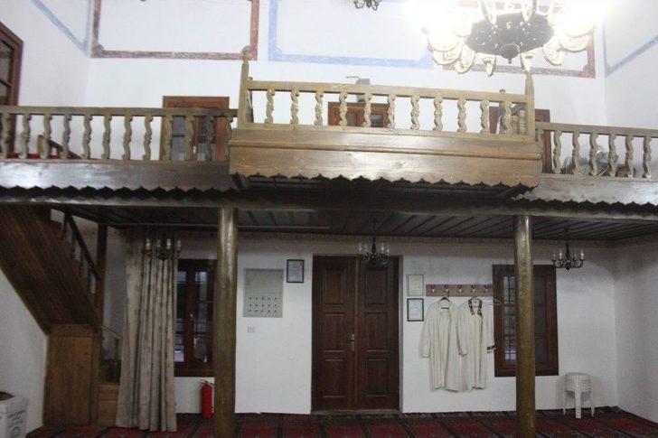 233 Yıllık Köy Camisi Görenleri Şaşırtıyor G3