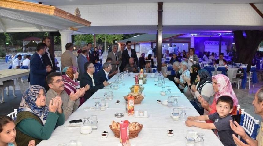 Vali &Ccedil;eber,vatandaşlarla Beraber İftar A&ccedil;tı