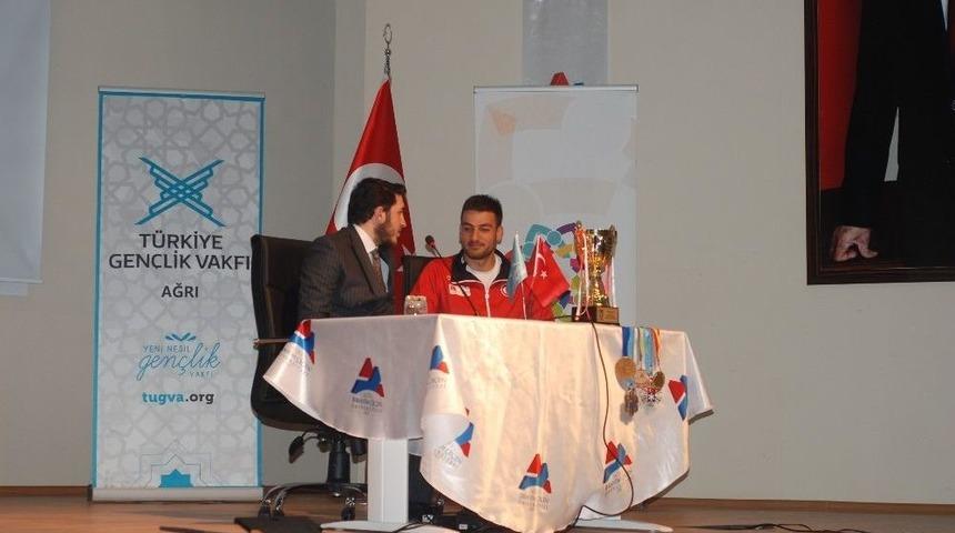 Hamza Dursun Ağrılı Gen&ccedil;lere Deneyimlerini Paylaştı