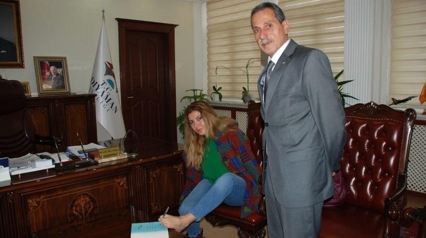Kitabını Ayaklarıyla İmzalayıp Valiye Hediye Etti