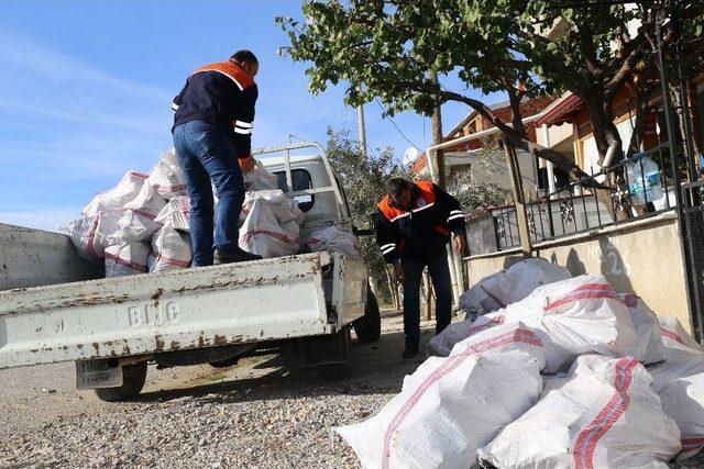 Burhaniye Belediyesi İhtiyaç Sahipleri İçin Çalışıyor