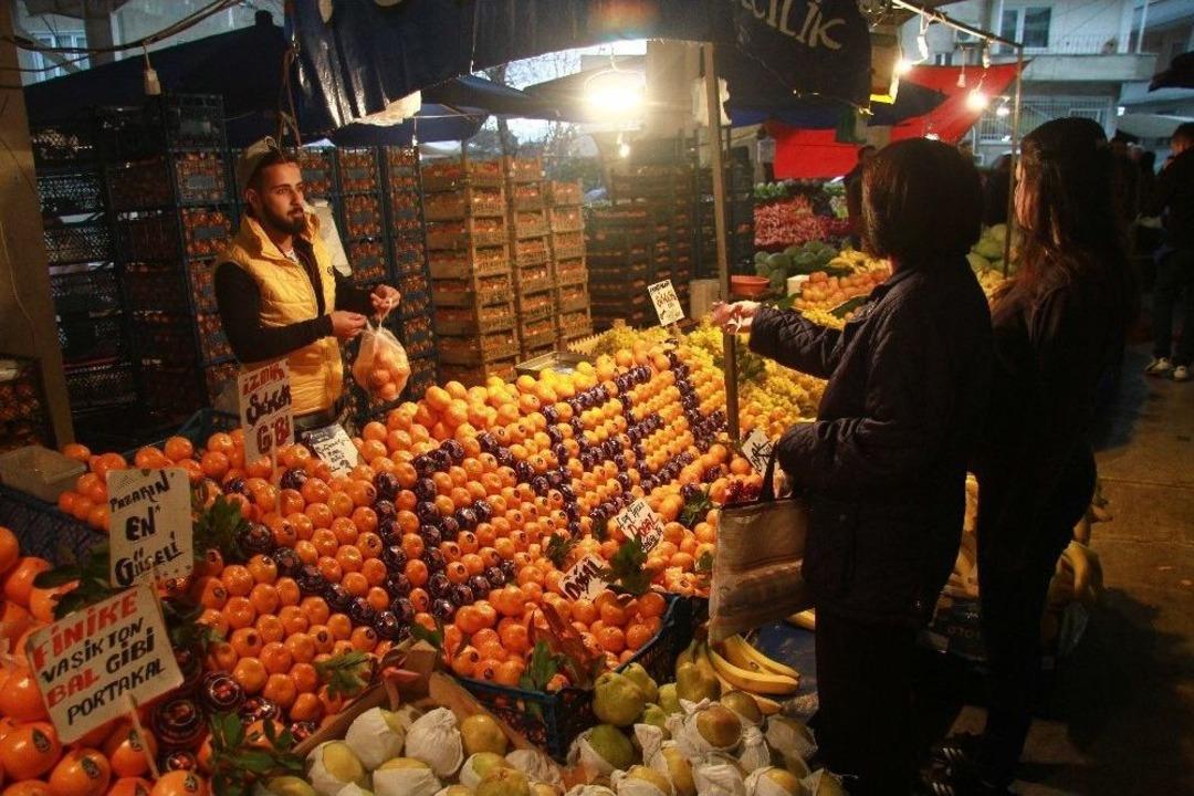 Bursalı Pazarcı Tezgah Başında S&ouml;ylediği Şarkıyla Fenomen Oldu