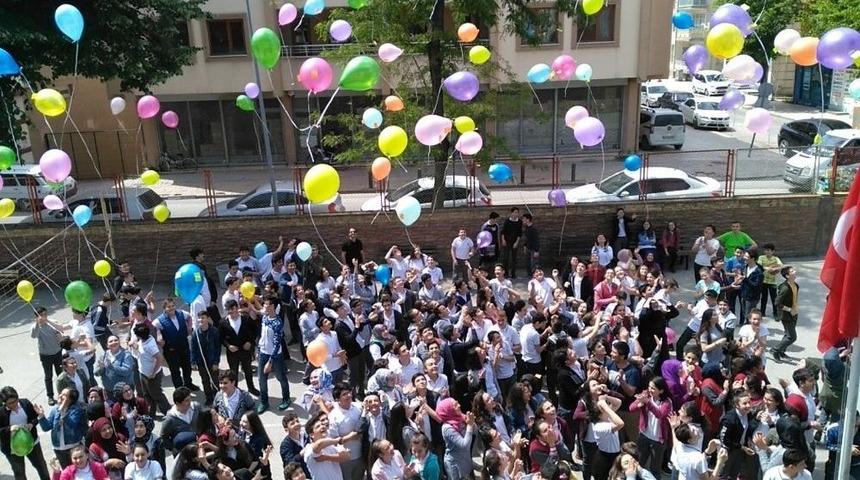 8 Sınıf &Ouml;ğrencileri Dileklerini Yazdılar Balonla U&ccedil;urdular