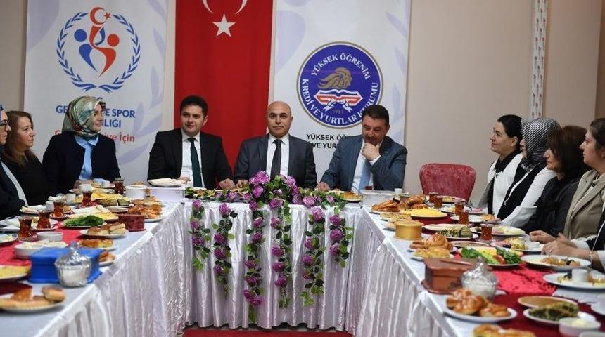 Korkut, Kredi Yurtlarda Sunum Yaptı