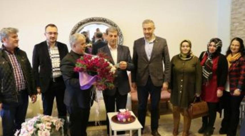 Başkan &Ouml;zkan&rsquo;a Doğum G&uuml;n&uuml; S&uuml;rprizi