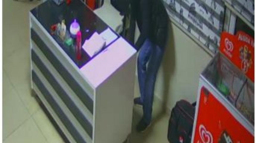 Halı Sahaya Giren Şahıs Bilgisayar Ve &Ccedil;ay &Ccedil;aldı