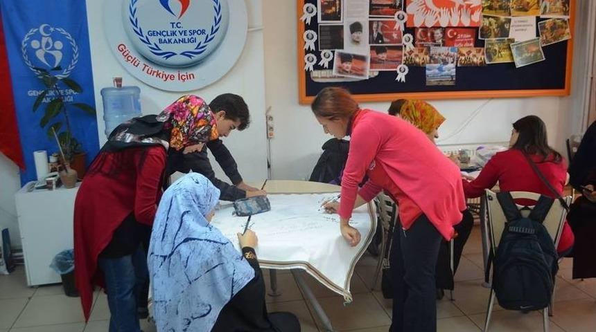 Kadına Y&ouml;nelik Şiddete Tepki İ&ccedil;in Kurdele Dağıttılar