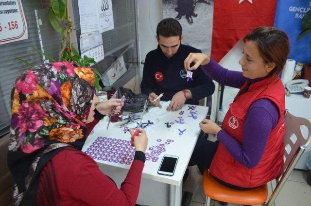 Kadına Y&ouml;nelik Şiddete Tepki İ&ccedil;in Kurdele Dağıttılar 1