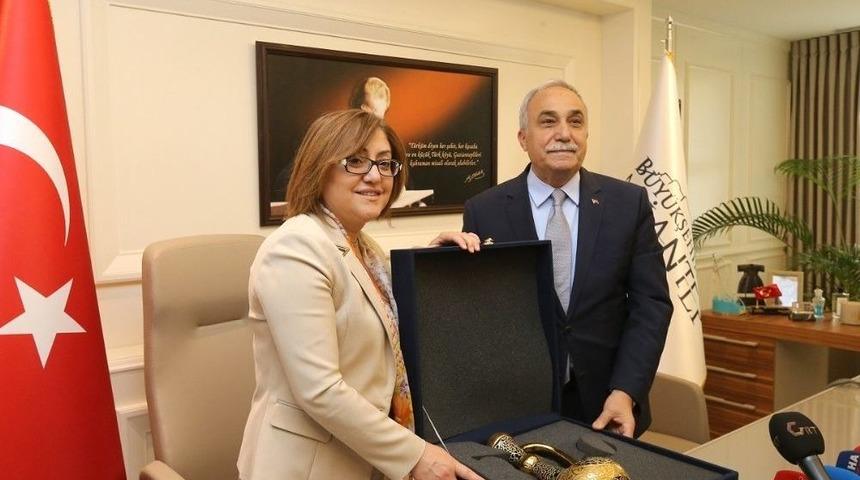 Bakan Fakıbaba&rsquo;badan Fatma Şahin&rsquo;i &Ouml;vg&uuml;