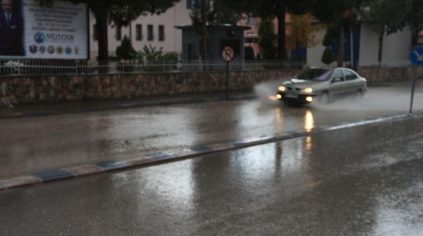 Mut&rsquo;ta Kuvvetli Yağmur Etkili Oluyor