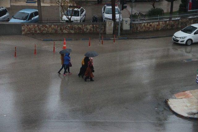 Mut&rsquo;ta Kuvvetli Yağmur Etkili Oluyor 1