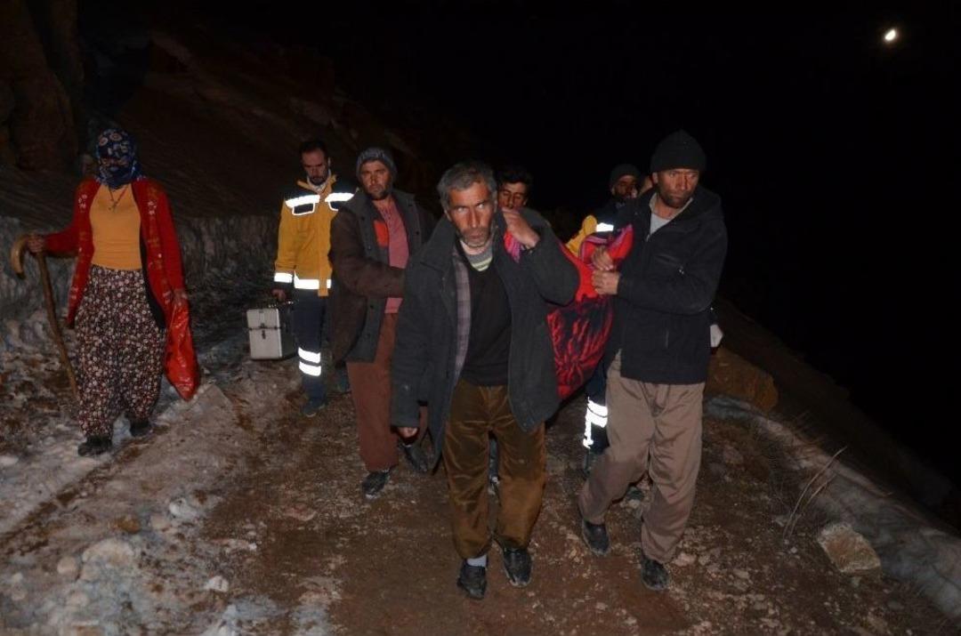 Astım Hastası Nurg&uuml;l, 3 Kilometre Taşınarak Ambulansa Yetiştirildi