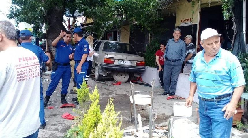 Otomobil Kahvehaneye Girdi: 1 &Ouml;l&uuml;