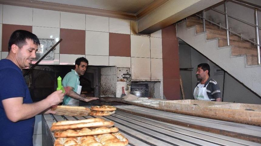 250-300 Derecelik Fırın &Ouml;n&uuml;nde Zorlu Ekmek Mesaisi