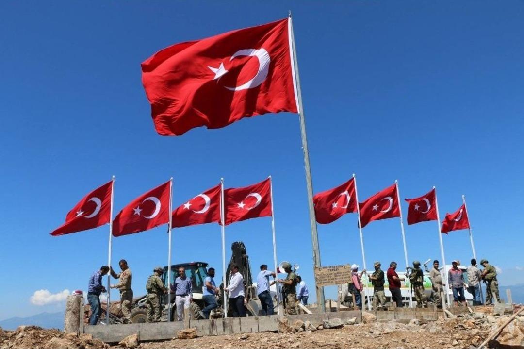 9 Şehidin Verildiği Keltepe&rsquo;ye 9 T&uuml;rk Bayrağı