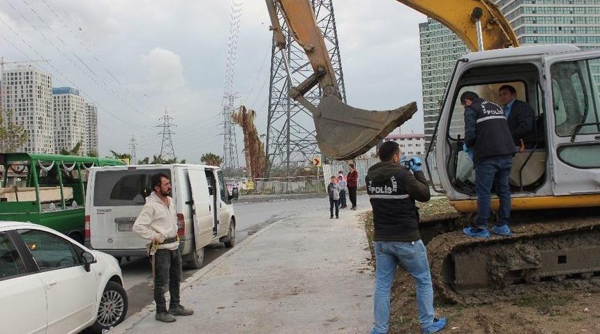 Esenyurt&rsquo;ta Atık Su Kanalında &Ccedil;ıkan Bebek Cesedi Bulunduğu Yerden Kep&ccedil;e Yardımıyla &Ccedil;ıkarıldı