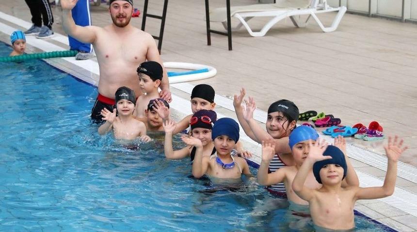 Minikler Havuzlarda Form Tutuyor