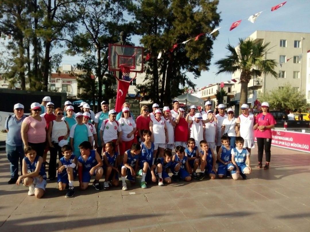 Ayvalık&rsquo;ın Sevgilisi M&uuml;jdat Kurt İ&ccedil;in Sokak Basketbol Turnuvası Bu Yıl 2. Kez D&uuml;zenlendi