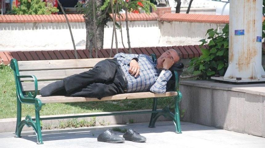 Ramazanda G&ouml;lge Yeri Bulan Şekerleme Yaptı