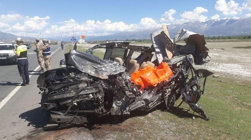 Erzincan&rsquo;da Trafik Kazası: 3 &Ouml;l&uuml;, 15 Yaralı