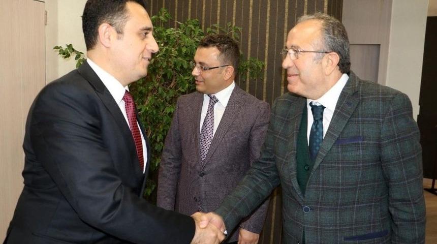 &Uuml;niversiteli &Ouml;ğrencilere B&uuml;y&uuml;kşehirde İnt&ouml;rn Eğitimi