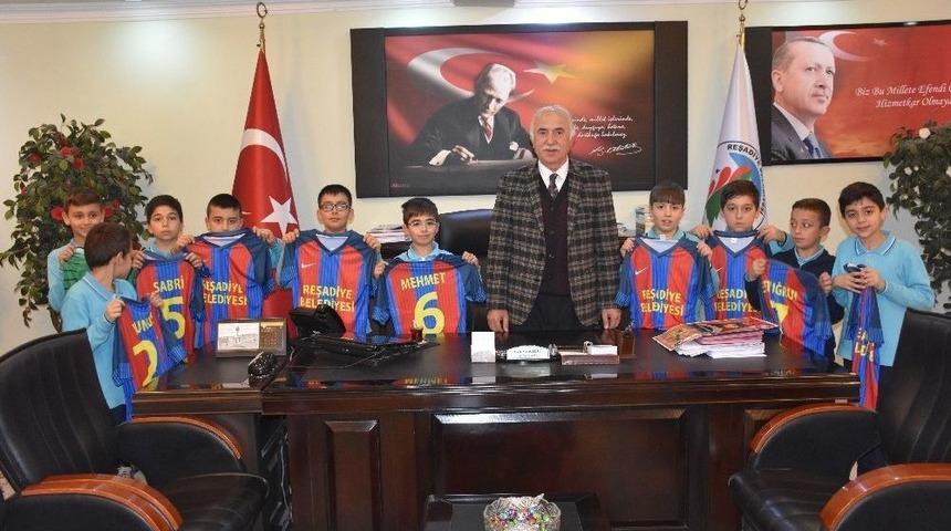 Başkan Kılı&ccedil;, &Ouml;ğrencilere Forma Hediye Etti