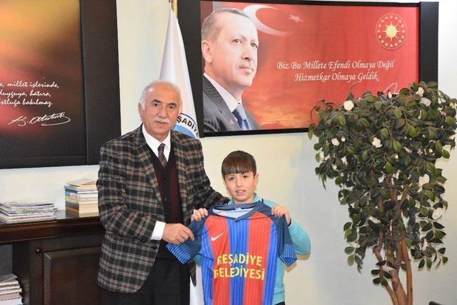 Başkan Kılı&ccedil;, &Ouml;ğrencilere Forma Hediye Etti 1