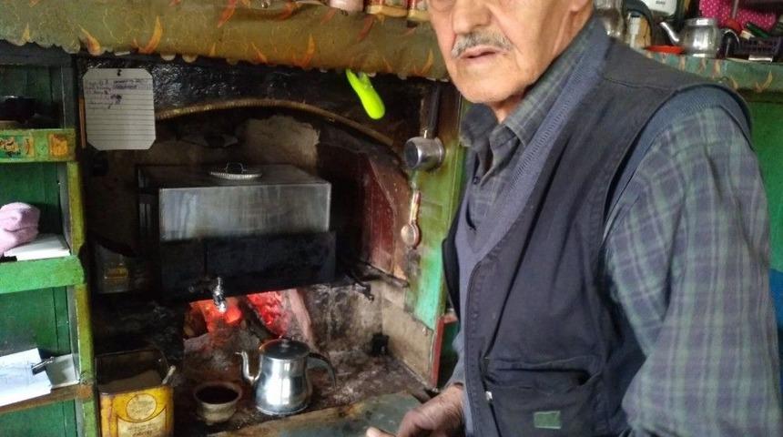 40 Yıldır Meşe Odunu İle &Ccedil;ay Yapıyor