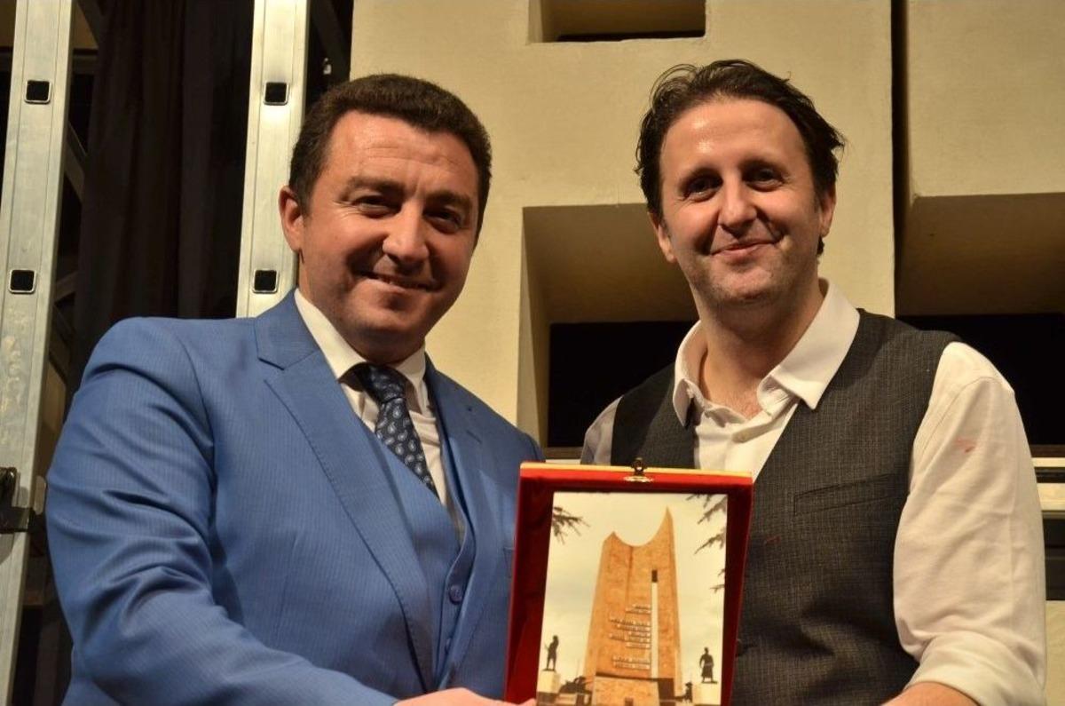 Boz&uuml;y&uuml;k&rsquo;te Tiyatro G&uuml;nleri 13 Bin Seyirci Ağırladı