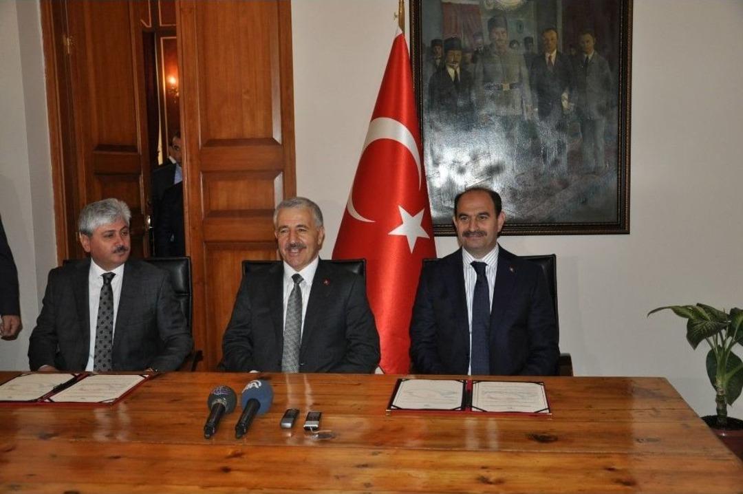 Bakan Arslan, Kars Gen&ccedil;lik Merkezi İmza T&ouml;renine Katıldı