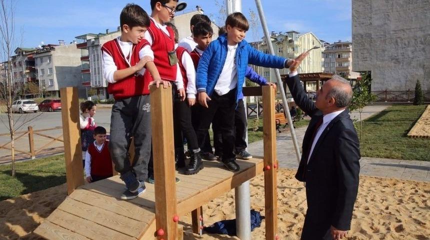 Altınordu&rsquo;da &Ccedil;ocuk Parkları Ahşaptan Yapılıyor