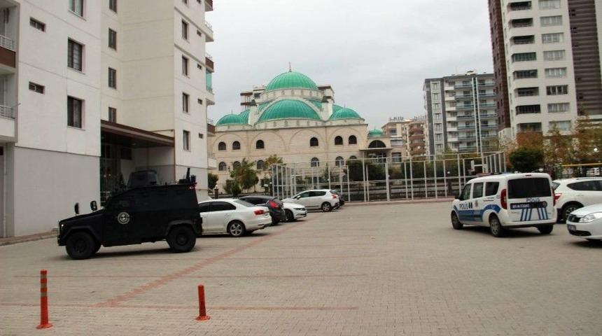 Diyarbakır&rsquo;da Bir Kadın Evinin &Ouml;n&uuml;nde Kurşun Yağmuruna Tutuldu