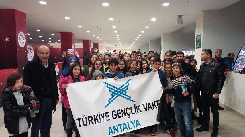 T&uuml;gva &Ouml;ğrencileri &Ouml;d&uuml;llendirdi