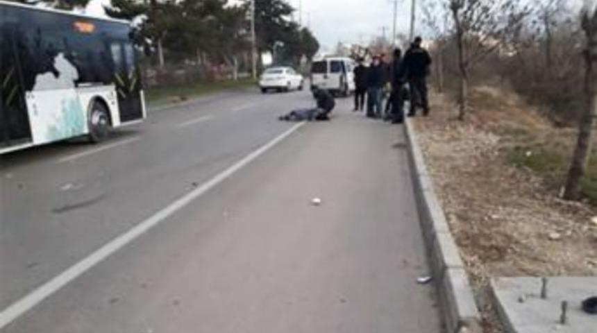 Otomobilin &Ccedil;arptığı Anne &Ouml;ld&uuml;, 2 &Ccedil;ocuğu Yaralandı