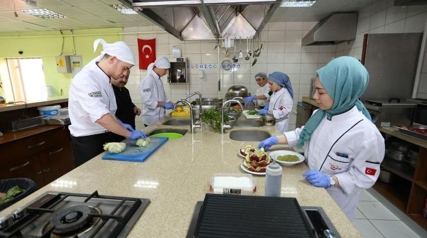 16-18 Yaşındaki Gen&ccedil;ler, Aş&ccedil;ılığa Hazırlanıyor