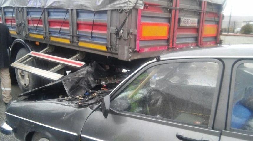 Otomobil Tır&rsquo;a Arkadan &Ccedil;arptı: 1 Yaralı