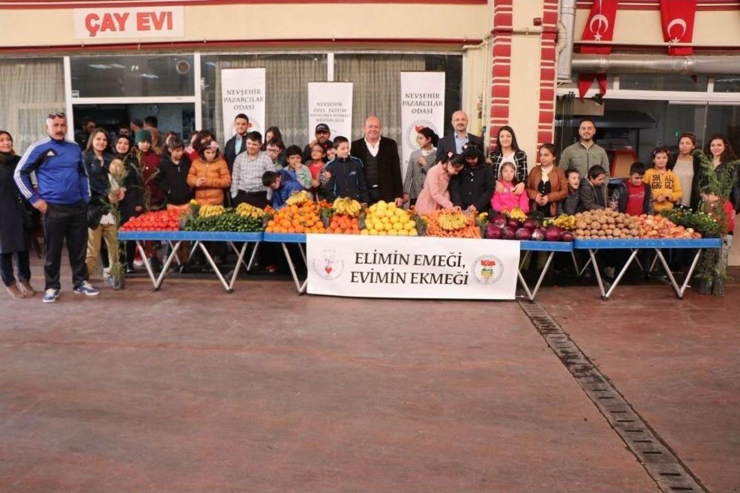 D&uuml;nyanın En &Ouml;zel Pazarcıları Meyve Sebze Sattı