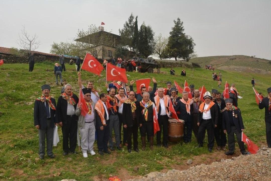-antalyalı Y&ouml;r&uuml;kler, Sınırda Mehmet&ccedil;iğe Destek Verdi