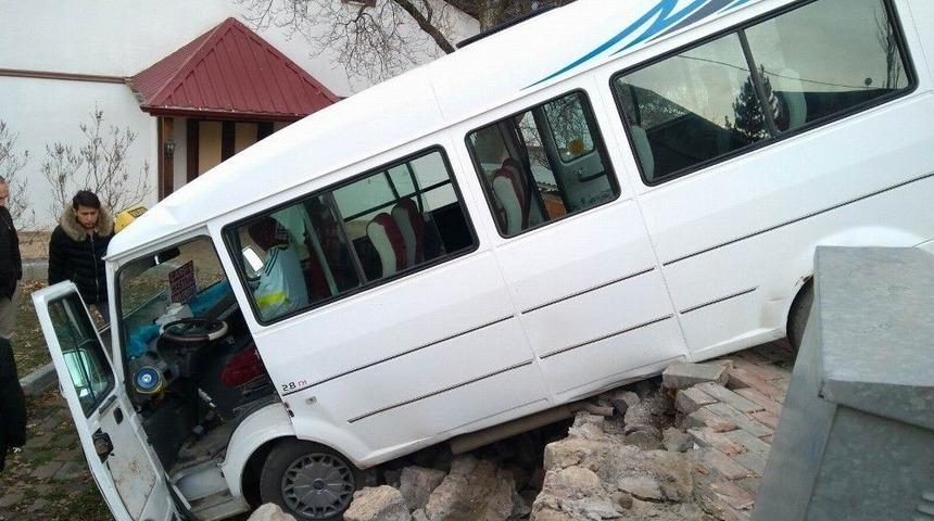 Freni Patlayan Minib&uuml;s Bah&ccedil;e Duvarından Aşağı D&uuml;şt&uuml;