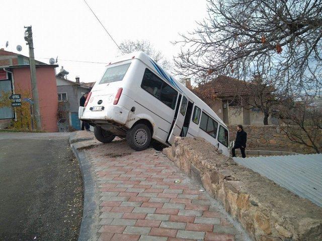 Freni Patlayan Minibüs Bahçe Duvarından Aşağı Düştü