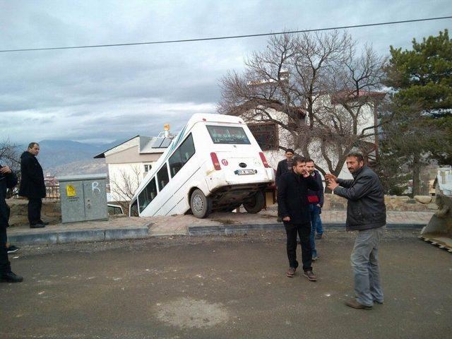 Freni Patlayan Minibüs Bahçe Duvarından Aşağı Düştü