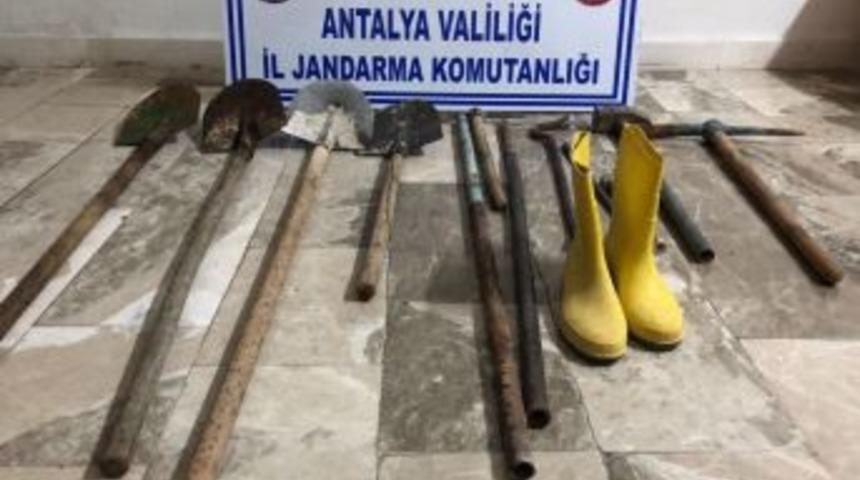 Antalya&rsquo;da Ka&ccedil;ak Kazı Yapan 5 Kişi Yakalandı