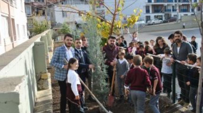 Şehit &Ouml;ğretmenler İ&ccedil;in Fidan Diktiler