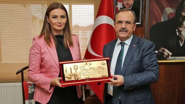 Azeri Milletvekili Paşayeva’nın Başkan Şahin’den İsim Talebi