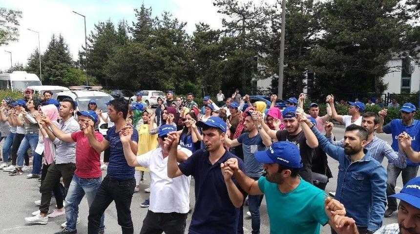 İşten &Ccedil;ıkarılan 95 İş&ccedil;i Fabrika &Ouml;n&uuml;nde Eylem Yaptı