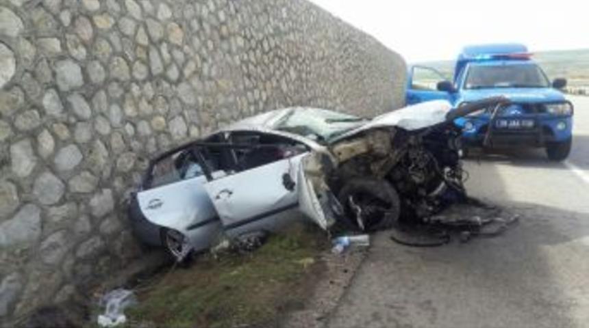 Otomobil Beton Duvara &Ccedil;arptı : 2 Yaralı