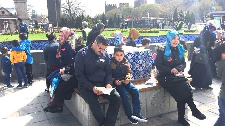 Tramvay Hattı Kitap Okuma Etkinliğine Ev Sahipliği Yaptı